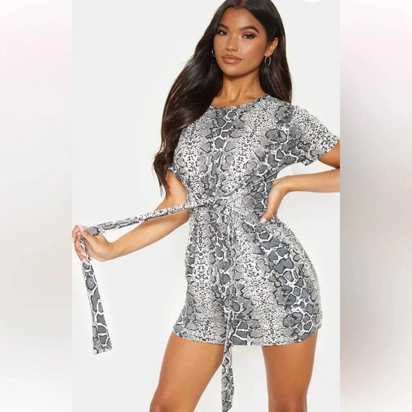 PrettyLittleThing Grey Snake Print Tie Waist T-Shirt Dress - Picture 4 of 10